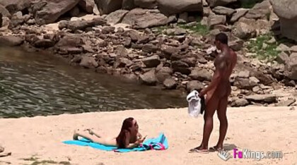 Nero CAZZONE conosce tipa in spiaggia e LA SCOPA