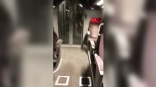 Beccati sul treno mentre gli succhia il cazzo