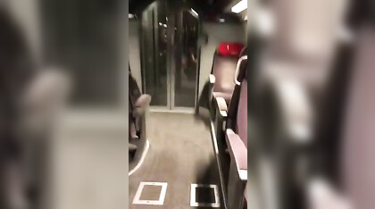 Beccati sul treno mentre gli succhia il cazzo