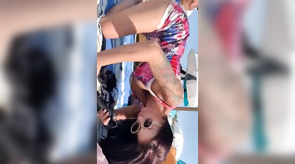 Priscilla Salerno mostra la fica in spiaggia