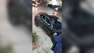 Due vecchi la guardano mentre si masturba in macchina