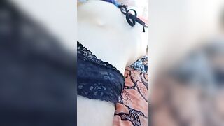 Esibizionista tettona in topless in spiaggia masturbata