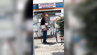 Brescia - Si infila nel culo la pompa della benzina