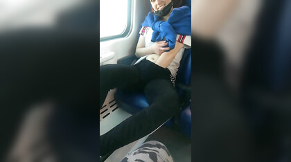 Si sditalina in treno e si lecca le dita