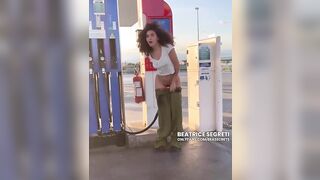 Beatrice fa il pieno di benzina al distributore