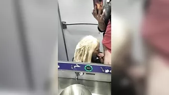 Cessi del treno: tekno zoccola glielo succhia e ingoia lo sperma