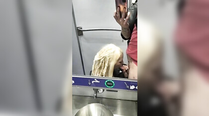 Cessi del treno: tekno zoccola glielo succhia e ingoia lo sperma