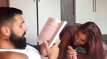 Pompino mentre legge un libro, footjob e inculata