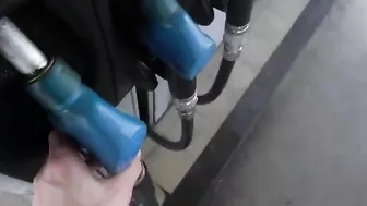 Se mi aiuti a fare benzina ti faccio un pompino