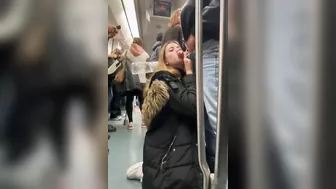 Di fronte a tutti in metropolitana gli succhia il cazzo.. troia patentata