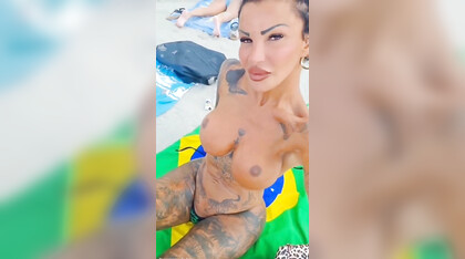 Trans napoletana prende il sole in topless