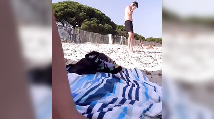 C'è la gente vicino ma si filma la fica in spiaggia