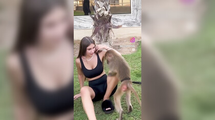 Elisa Esposito fa arrapare una scimmietta allo zoo
