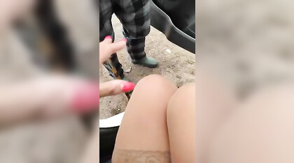 Esibizionista sega un vecchio porco in macchina