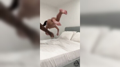 La incula talmente forte che la fa volare