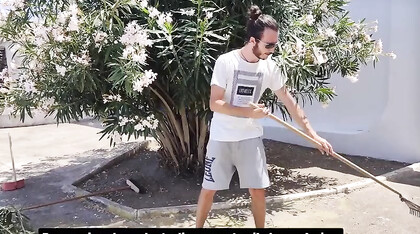 Bella maiala seduce e pompa il giardiniere