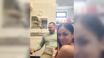 La porno barista succhia cazzi al bar