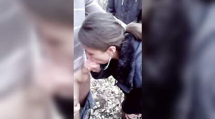 Moglie al Parco Lambro spompina guardoni a turno