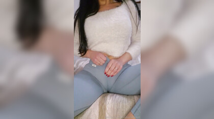 Troppo fica tutta bagnata sotto i leggings mentre si masturba la passerona