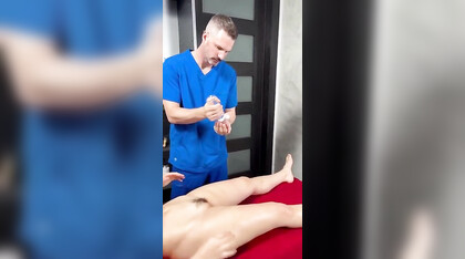 Il massaggiatore la fa tutta bella unta prima di trafiggerla
