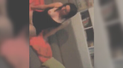 Si fa sborrare in faccia da amico mentre umilia il marito