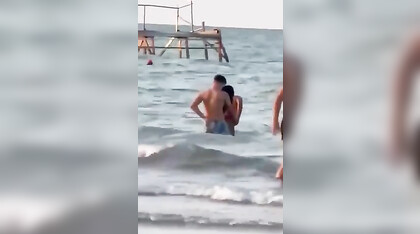 Fanno sesso al mare a rimini di fronte a tutti